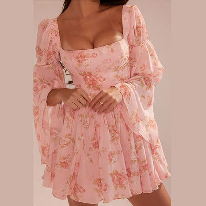 Danys - Roze minijurk met bloemenprint en lieve styling