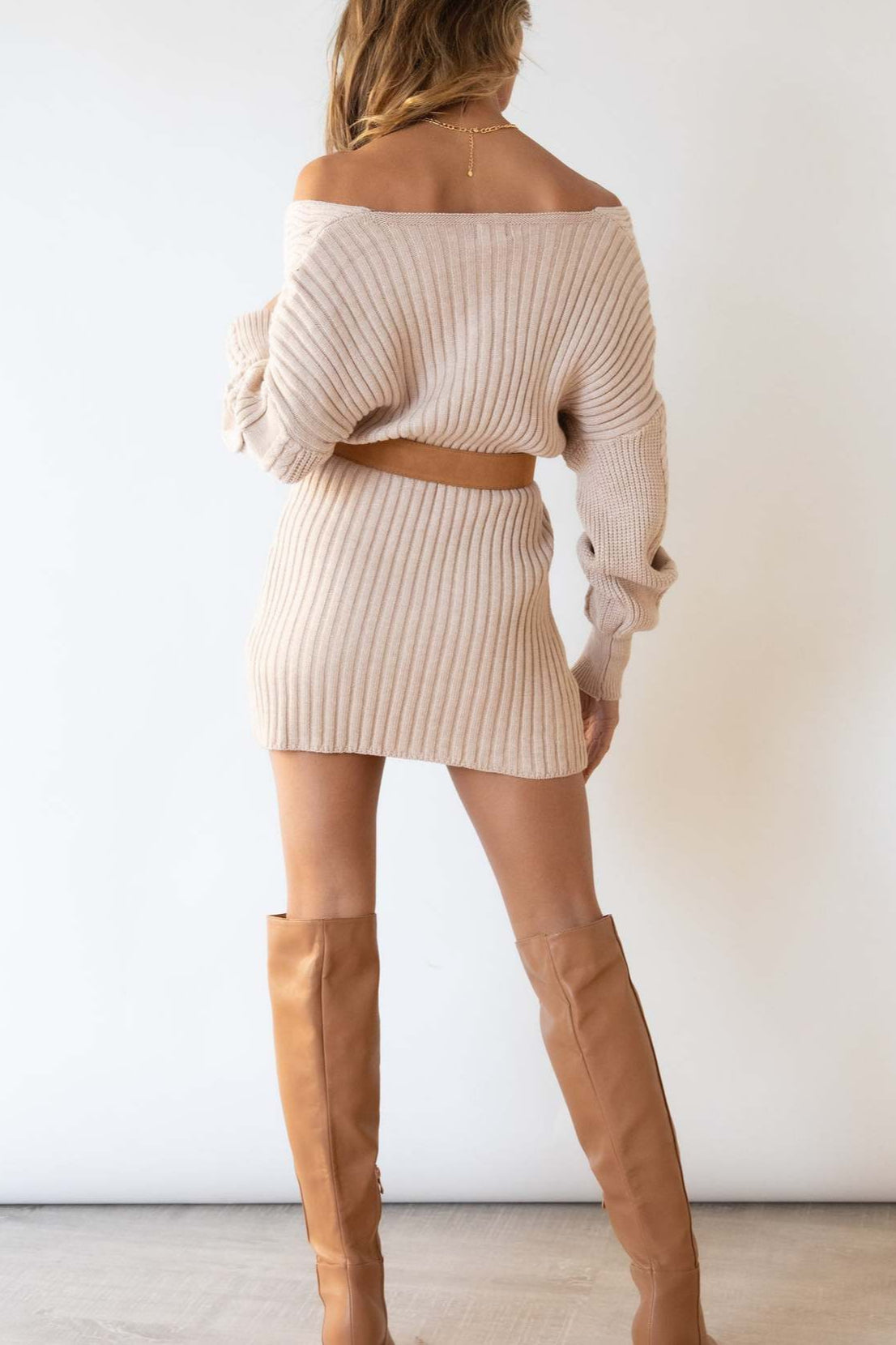 Gebreide damesjurk met gekruiste halslijn - Ragnheidr