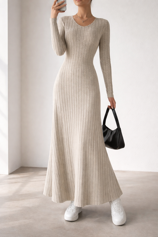 Gebreide damesjurk met geribd silhouet - Brynja