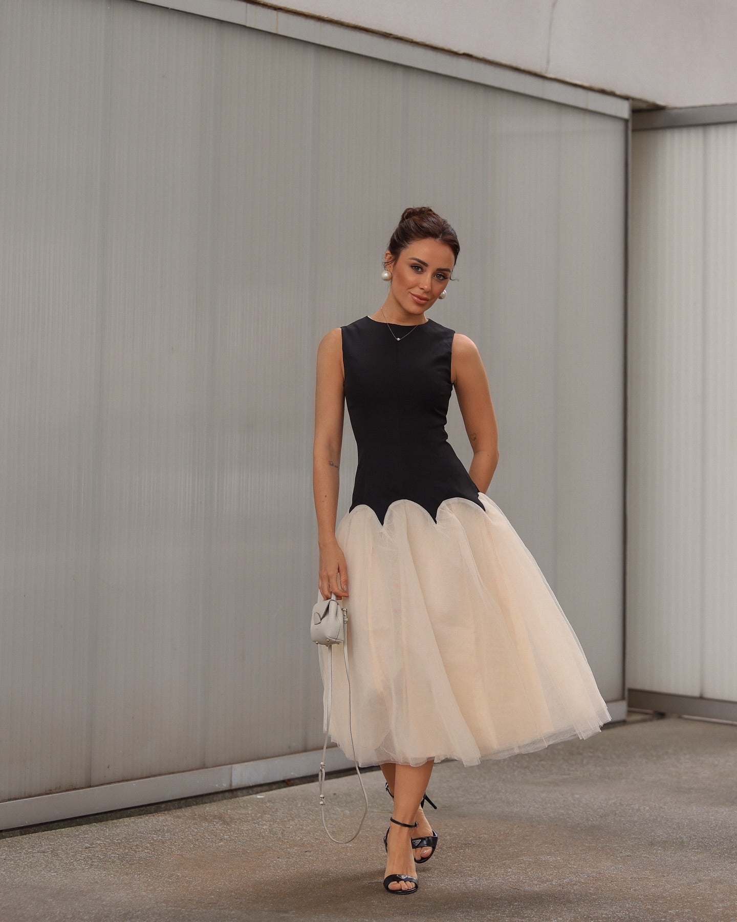 Vera - Mouwloze midi-jurk met rits en ruches