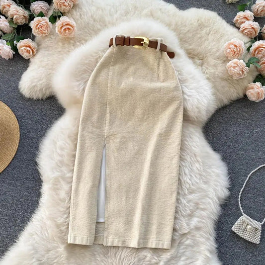 Corduroy rok met zijsplit en hoge taille, elegant en verfijnd, perfect voor een geraffineerde en trendy look